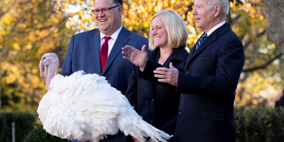 Biden celebra su cumpleaños indultando a dos pavos de Acción de Gracias