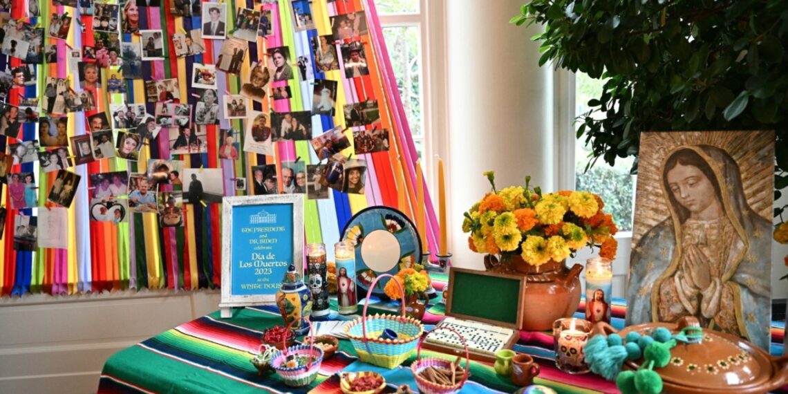Instalan ofrenda por Día de Muertos en la Casa Blanca