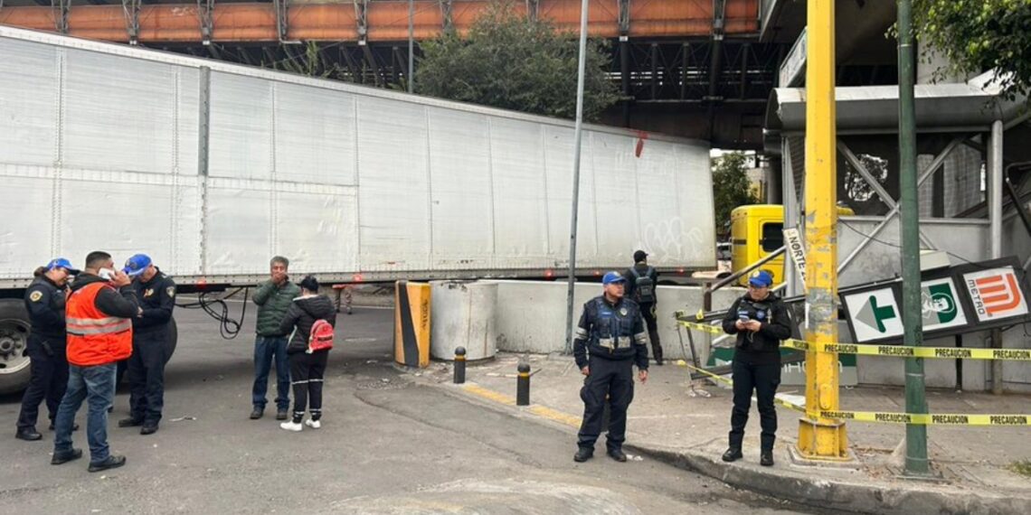 Tráiler se atora y bloquea acceso a metro Flores Magón de L-B del Metro