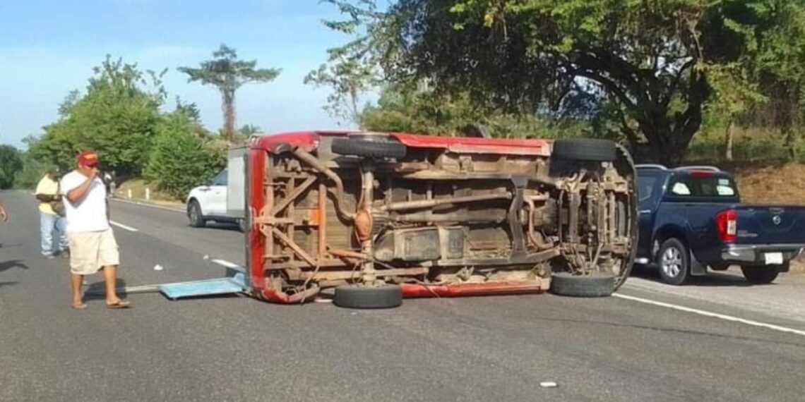18 migrantes chinos resultan heridos tras volcar camioneta en Chiapas