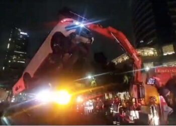 Conductor de camioneta ‘montada’ en fuente Diana Cazadora al hospital bajo custodia