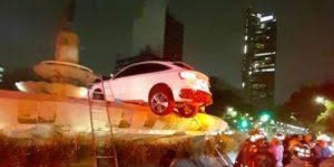 Nervios y no alcohol llevaron a conductor a subir auto a la fuente de la Diana