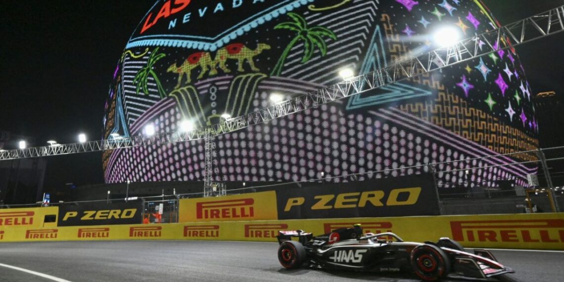 Ferrari domina los primeros ensayos de un caótico GP de Las Vegas