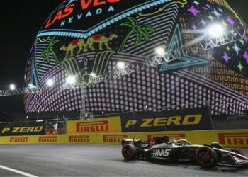 Ferrari domina los primeros ensayos de un caótico GP de Las Vegas