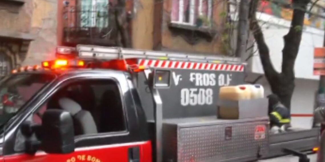 Incendio de edificio en la colonia Roma provoca evacuación