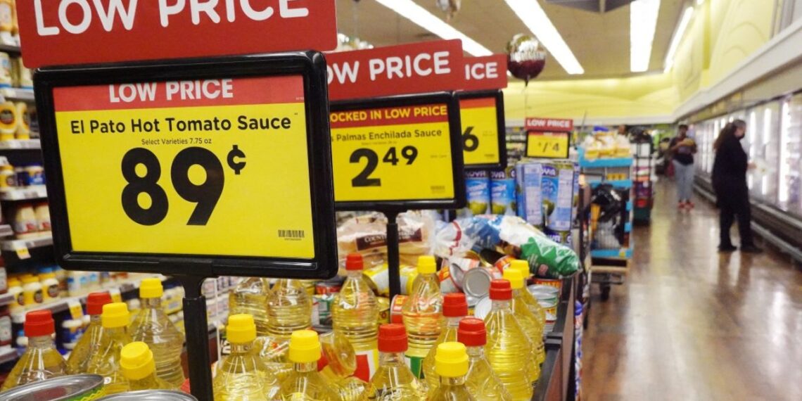 Inflación interanual en EUA cae a 3.2% en octubre