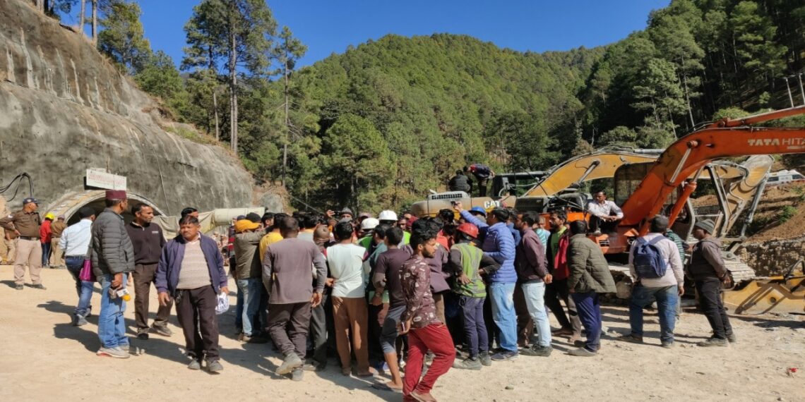 Los obreros atrapados en un túnel en India reciben medicinas