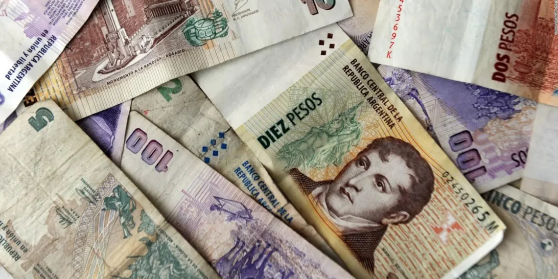 ¡Peso de Argentina, con derrumbe histórico! Cae 54.24% tras medidas de Milei