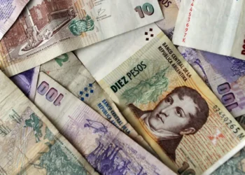 ¡Peso de Argentina, con derrumbe histórico! Cae 54.24% tras medidas de Milei