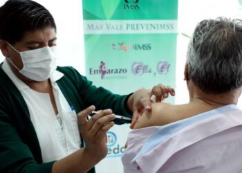 IMSS exhorta a vacunarse contra covid-19 e influenza