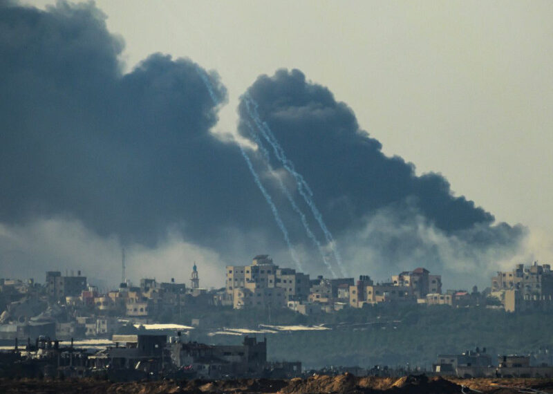 Suman 100 muertos tras reanudarse ataques entre Israel y Hamás