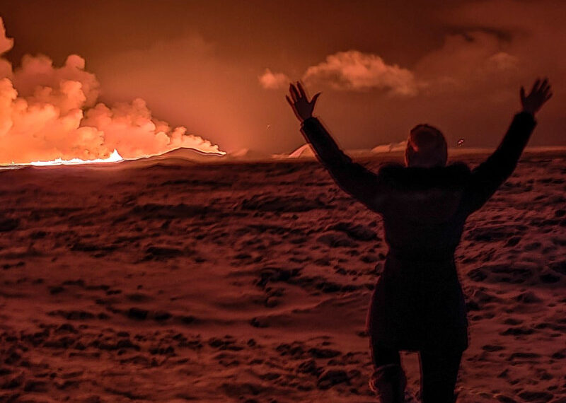 Así captaron erupción volcánica en Islandia; pueblo de Grindavik, en abandono por ahora