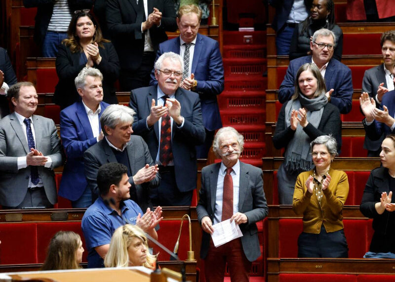 Francia aprueba polémica ley migratoria, con respaldo de Macron y la ultraderecha