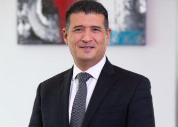 El comisionado Adrián Alcalá alza la mano para la presidencia del INAI