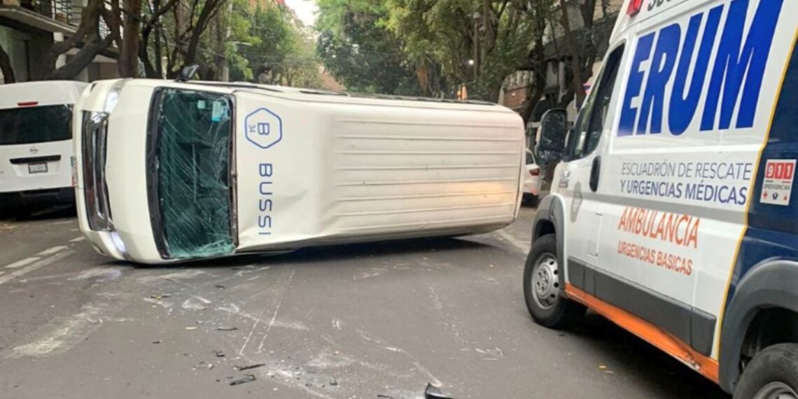 Camioneta de pasajeros se vuelca tras choque en la Roma Norte