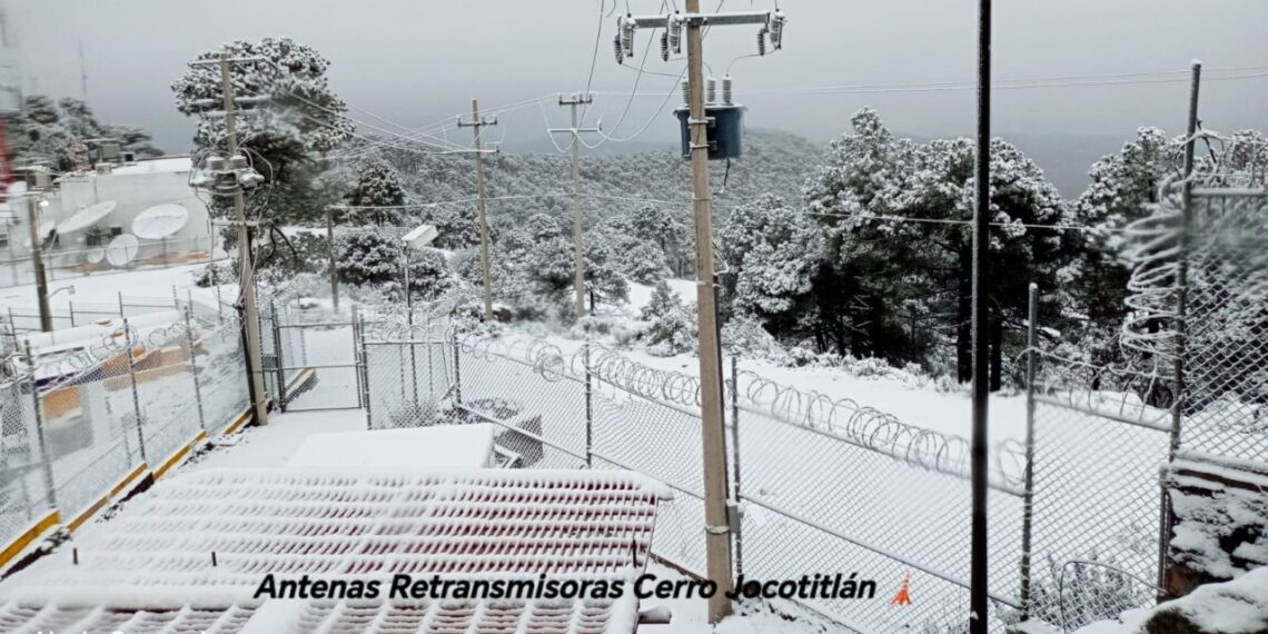 Cae nieve en Cerro de Jocotitlán por bajas temperaturas