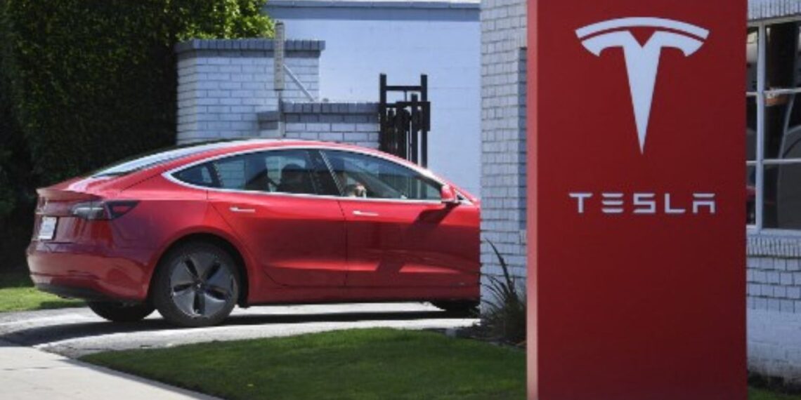 Se van a huelga trabajadores de Tesla en Dinamarca