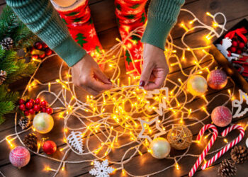 Coloca tus luces de Navidad de manera segura con estos consejos