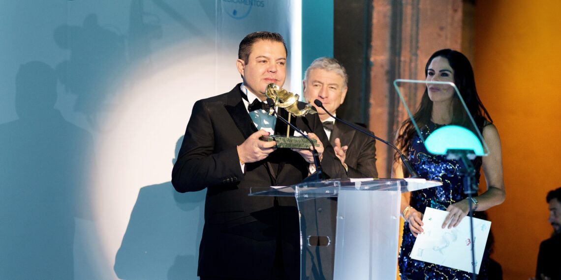 Fernando Padilla Farfán, presidente de Grupo COCEI, es galardonado por la la fundación Cáncer Warriors de México A. C. debido a su lucha contra esta enfermedad