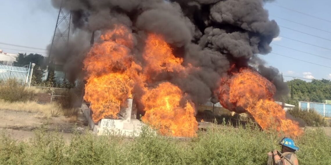 Gases acumulados provoca incendio en respiraderos del Rio de los Remedios