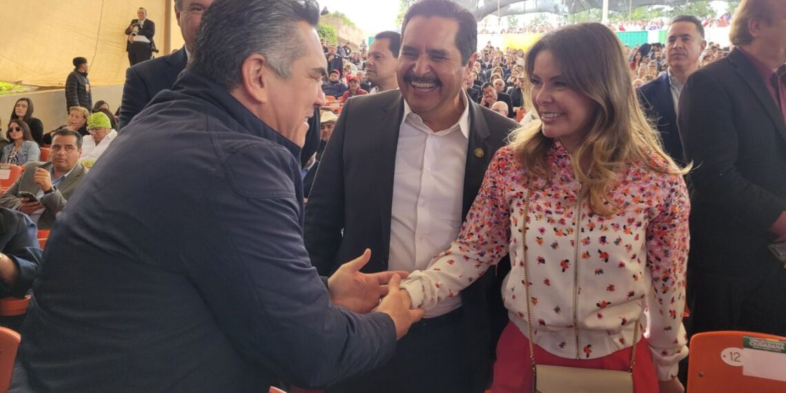 Laura Barrera acompaña a Manolo Jiménez en toma de protesta como gobernador de Coahuila