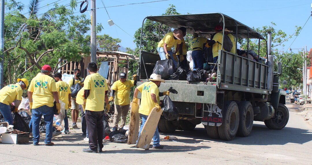 Voluntarios se unen para limpiar puerto de Acapulco