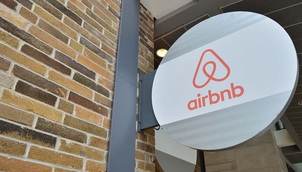 Para proteger a los nuevos huéspedes, Airbnb promueve los beneficios de reservar a través de la plataforma