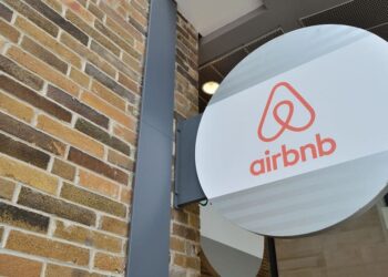 Para proteger a los nuevos huéspedes, Airbnb promueve los beneficios de reservar a través de la plataforma
