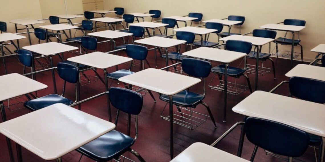 Menor resulta herido tras colapsar pizarrón en su cabeza en Coahuila