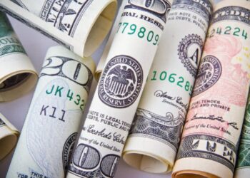 Peso mexicano abajo de las 17 unidades por dólar