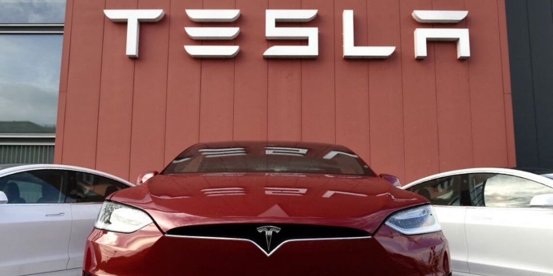 Tesla llama a 2 millones de autos a revisión en EUA