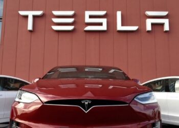 Tesla llama a 2 millones de autos a revisión en EUA