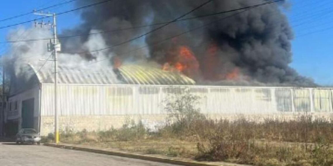 Se incendia fábrica de veladoras en Tepozotlán, Edomex