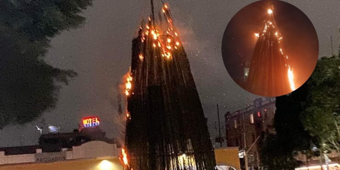 Se incendia árbol de navidad en la explanada de Tlalnepantla