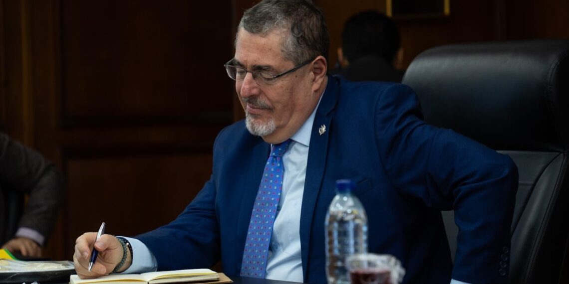 AMLO pide que se respete triunfo de Bernardo Arévalo en Guatemala