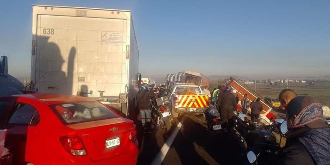 Choque entre dos camiones en el Circuito Exterior Mexiquense deja 7 muertos