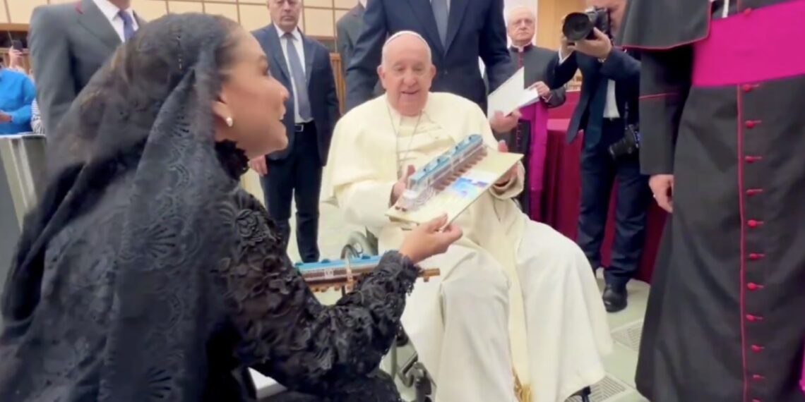 Mara Lezama entrega a papa Francisco réplica de Tren Maya y carta de AMLO