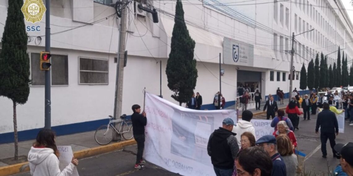 Manifestantes protestan frente a la Fiscalía CDMX