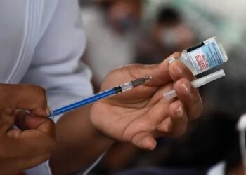 Primer lote de vacuna actualizada contra Covid-19 de Moderna llega a México