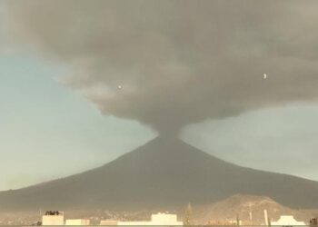 Popocatépetl amanece con una gran fumarola