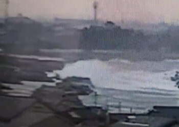 Las primeras olas de tsunami golpean Japón tras potentes sismos