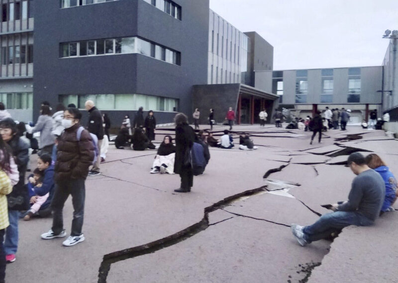 Confirman muerte de cuatro personas tras fuerte sismo en Japón