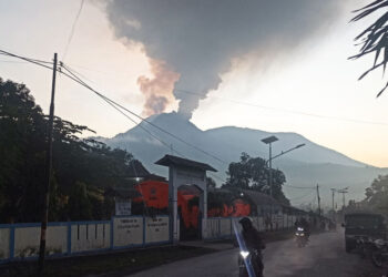 Evacúan a más de mil 500 personas por erupción volcánica en Indonesia
