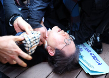 Operan al líder opositor en Corea del Sur tras ser apuñalado; está estable de salud