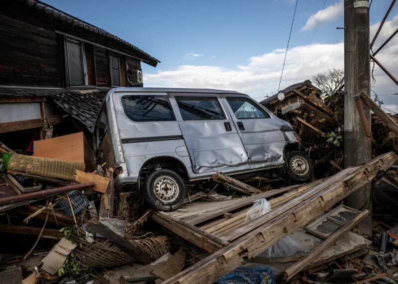 Tras cinco días bajo los escombros hallan a mujer de 90 años