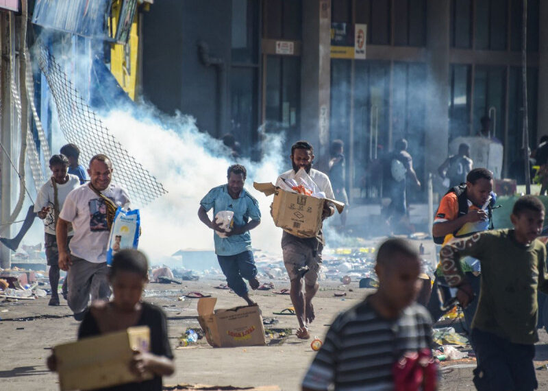 Papúa Nueva Guinea declara estado de emergencia tras violentas protestas; hay 15 muertos