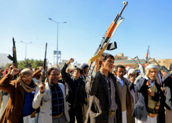 Bombardeo de EU y Reino Unido contra los Hutíes en Yemen deja 5 muertos