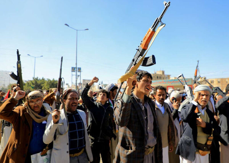 Bombardeo de EU y Reino Unido contra los Hutíes en Yemen deja 5 muertos