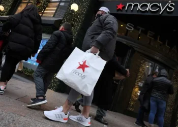 Economía de EU crece en 2023 y ‘rompe’ los pronósticos; cierra con aumento de 2.3%