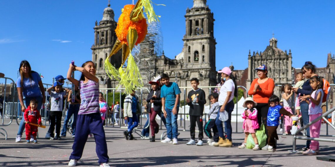 Más de 40 mil asistentes a festejos de Día de Reyes en el Zócalo: Batres